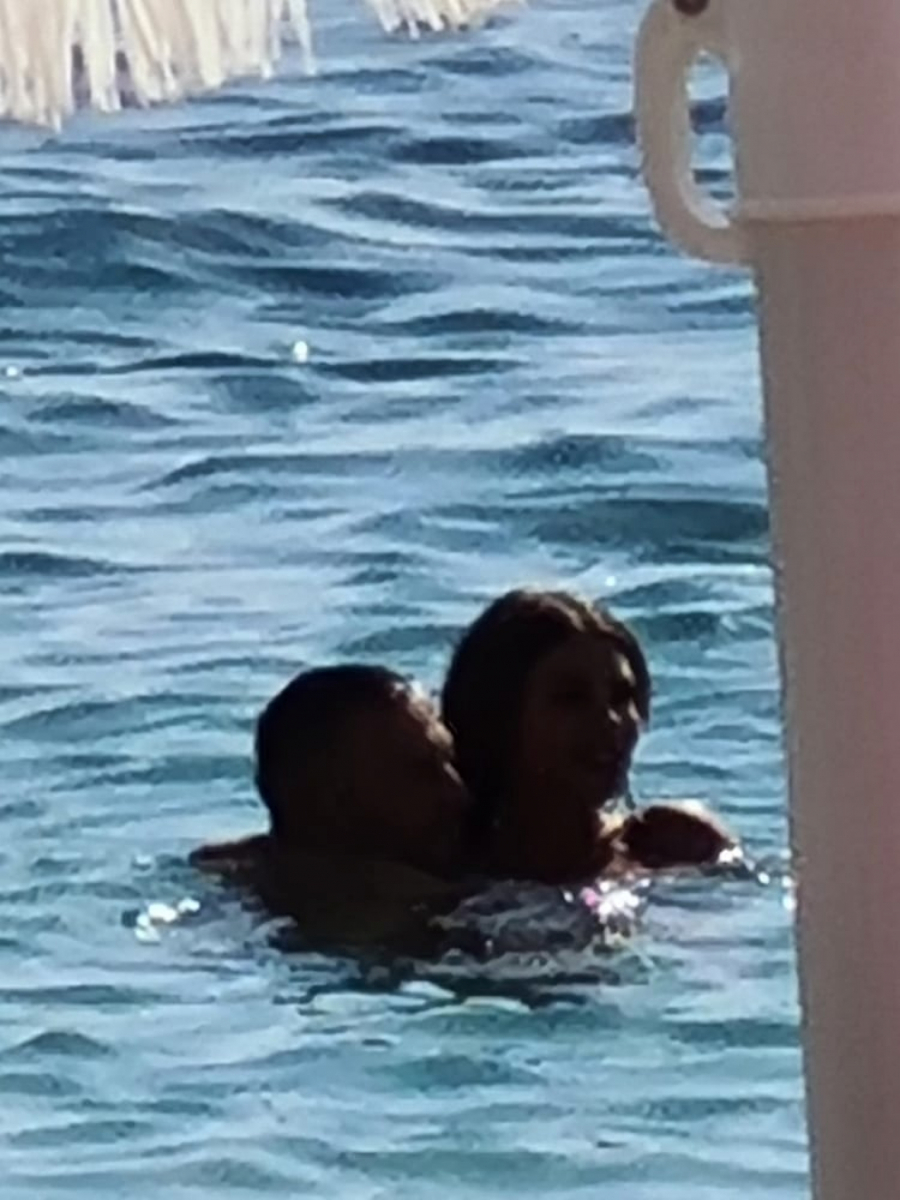 DRAGANA MITAR POVELA SINA S LJUBAVNIKOM NA MORE Dete sedelo na plaži dok se ona ljubila s ljubavnikom u vodi! (PAPARACO)