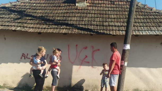 PRITISCI NA SRBE NA KOSMETU Grafiti UČK ispisani na više srpskih kuća u Suvom Dolu