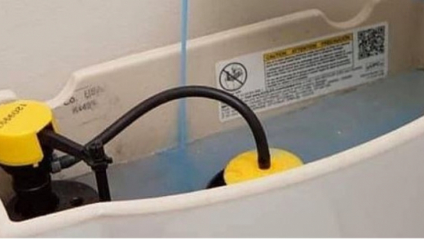 IZBEGAVAJTE AGRESIVNE HEMIKALIJE Kamenac i neprijatni mirisi iz vašeg kupatila nestaće ako u vodokotlić sipate ova 2 sastojka