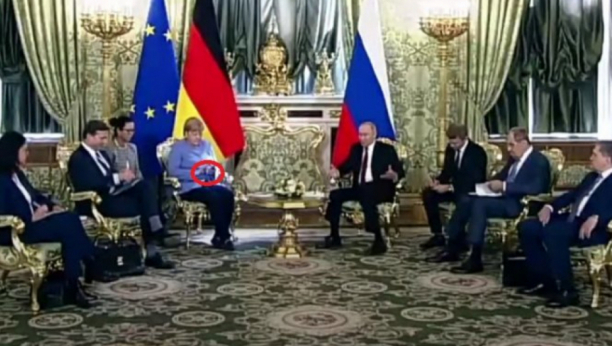 Putin govorio, a onda je zazvonio telefon i Angela Merkel se uhvatila za džep... Reakcija ruskog predsednika glavna vest u svetu (VIDEO)
