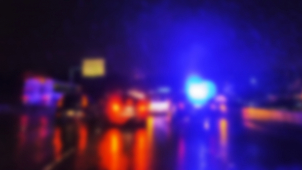 FILMSKA SCENA U KVINSU Tinejdžeri bežali od metaka nakon krađe automobila, pa se sudarili sa policajcem