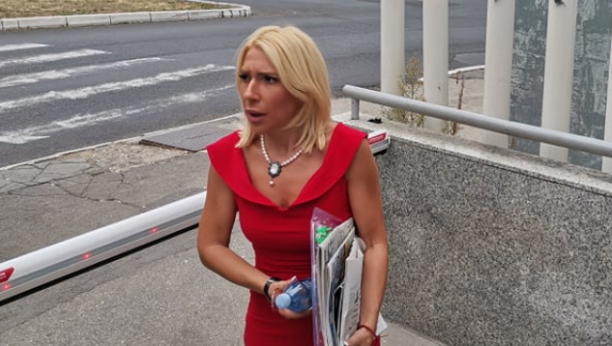 HIT PAPARACO! Jovana Jeremić na nesvakidašnji način stigla ispred zgrade Pinka, a ovo što je voditeljka uradila ostaviće vas bez teksta! (FOTO)