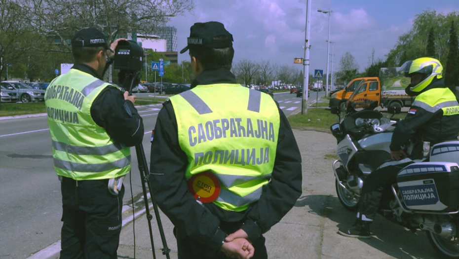 VOZIO POD DEJSTVOM PSIHOAKTIVNIH SUPSTANCI Policija zaustavila vozača (21) koji je divljao u "poršeu" u Novom Beogradu