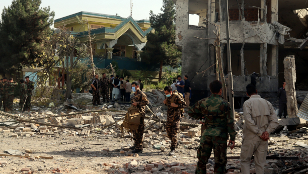 "LJUDIMA NEDOSTAJU DELOVI TELA" Kabulom odjekuju eksplozije, među mrtvima žene i deca!
