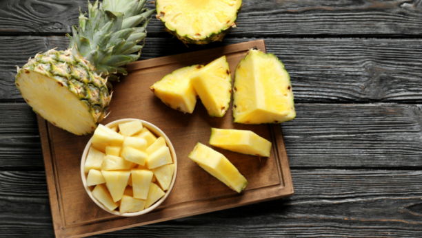 SVI SU ODUŠEVLJENI METODOM: Očistite ananas za tili čas, čak vam ni nož ne treba
