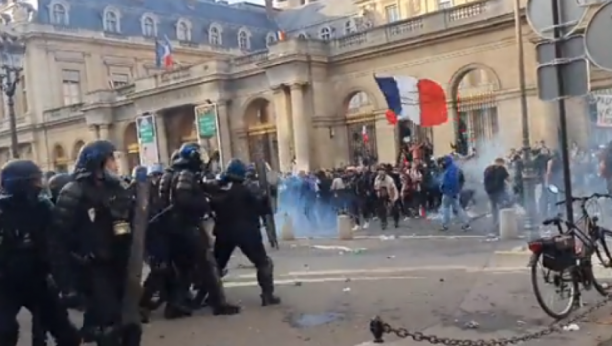 SLAGAO, PA SE IZVINJAVAO Voditelj hiljade ljudi na francuskim ulicama nazvao ruskom propagandom!