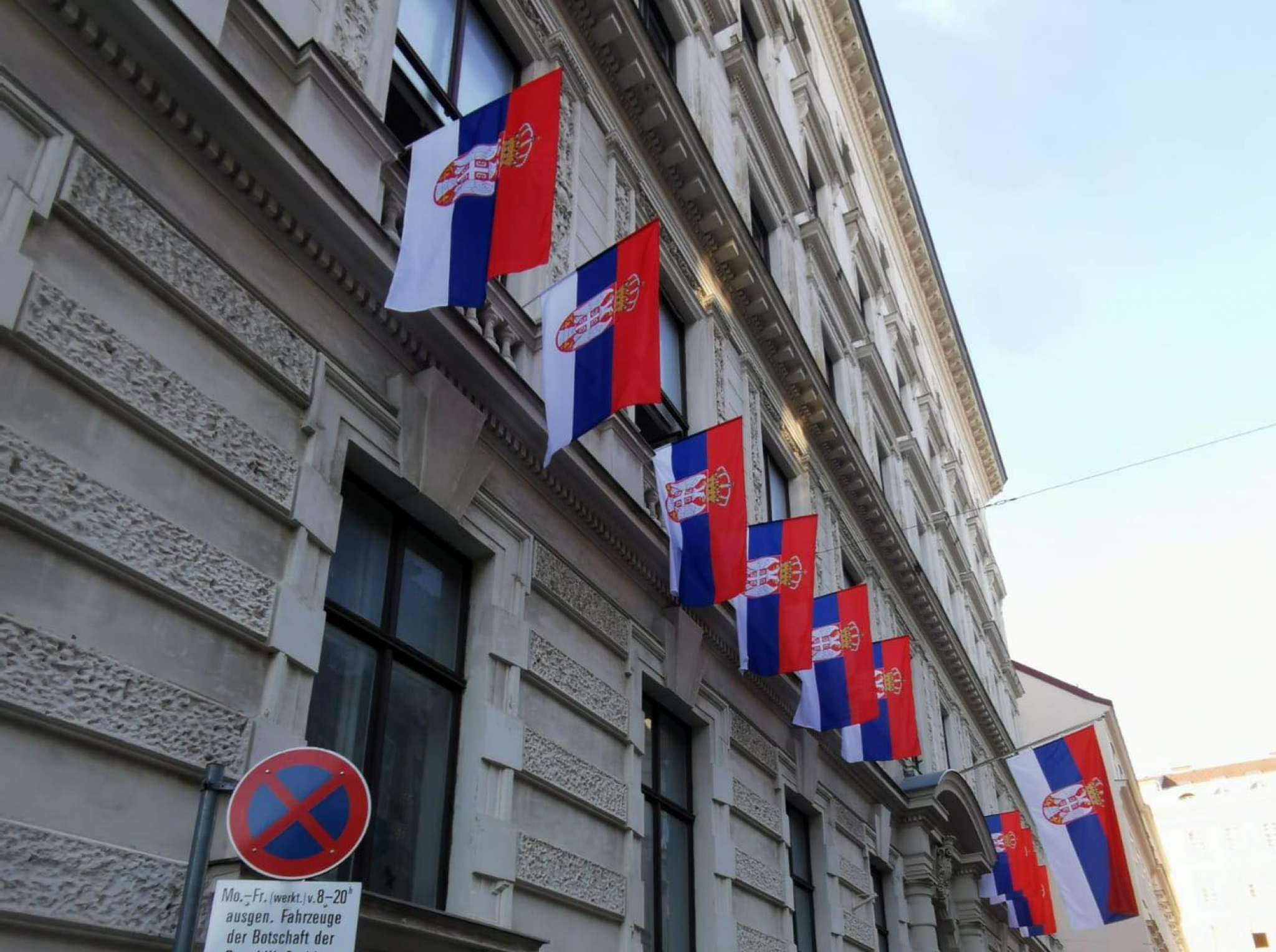 SRBIJA JE VASKRSLA! Srpske zastave se vijore na zgradi ambasade u Austriji (FOTO)
