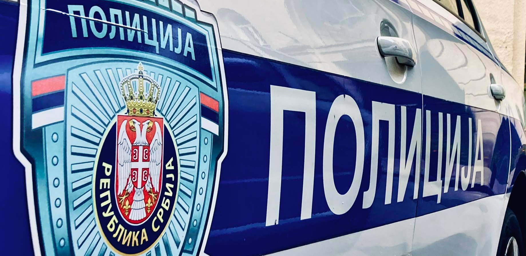 U SITNE SATE RAZBILI STAKLO NA IZLOGU, PA UKRALI MOBILNE TELEFONE U Novom Sadu uhapšena dvojica osumnjičenih kradljivaca