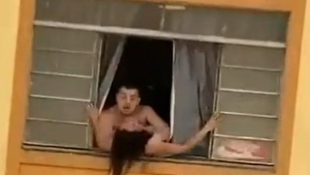 BRAZILKA BACALA PAPIRIĆE SA PORUKOM "POMOZITE" Trudnica htela da skoči kroz prozor, nasilni muž je uhvatio za vrat (UZNEMIRUJUĆI VIDEO)