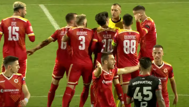 POTPUNI HAOS! Navijači uleteli na teren u Mostaru – prekinuta utakmica Veleža i Borca! (VIDEO)