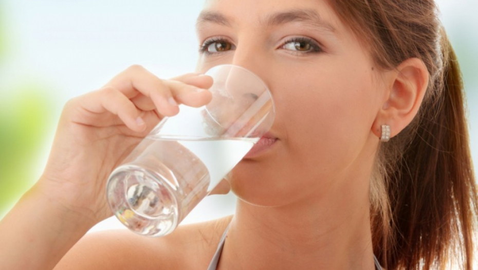 AKO NISTE ZNALI Evo šta će desiti kada pijete kiselu vodu svaki dan