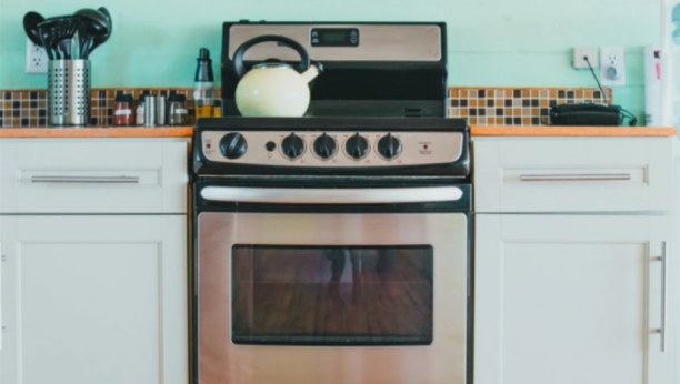 MNOGI PRAVE OVU GREŠKU: Evo da li treba zagrejati rernu pre pečenja
