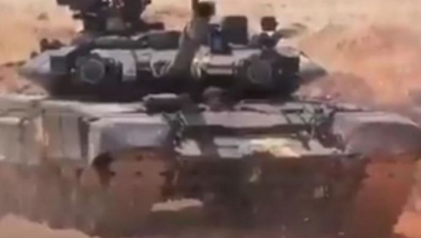 ASADOVI TIGROVI TUKU BEZ PREDAHA! Sirijske bombe i granate preorale položaje militanata u Idlibu! (VIDEO)