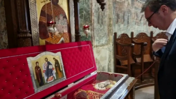 VUČIĆ CELIVAO MOŠTI SVETOG KNEZA LAZARA Sudbinska poseta predsednika Srbije manastiru Ravanica (FOTO)