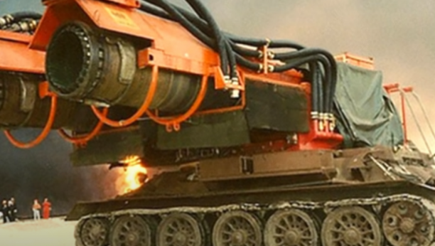 ŠTA KAD SE UKRSTE DVA MIG-A I TENK T-34? Ovo je najmoćniji vatrogasac na svetu (VIDEO)