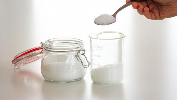 Terapijski prehrambeni alat: Evo šta se dešava u telu kada svako veče pre spavanja pojedete prstohvat šećera i soli