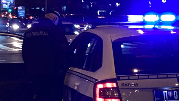 ZASTRAŠUJUĆA SCENA NAKON SAOBRAĆAJKE U RAKOVICI Opel nasred ulice potpuno POKIDAN, nema informacija o povređenima (FOTO)