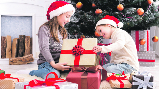 Ekipa Alo! u potrazi za pristojnim novogodišnjim poklonom za decu: Roditelji će morati da odvoje više hiljada dinara