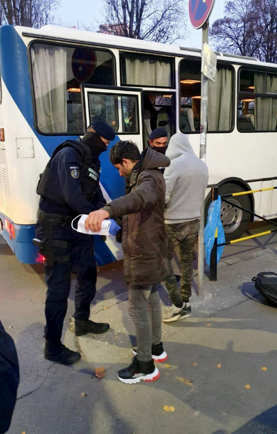 BRZA AKCIJA Pripadnici MUPA-a u Beogradu pronašli 85 ilegalnih migranta i izmestili ih u prihvatni centar