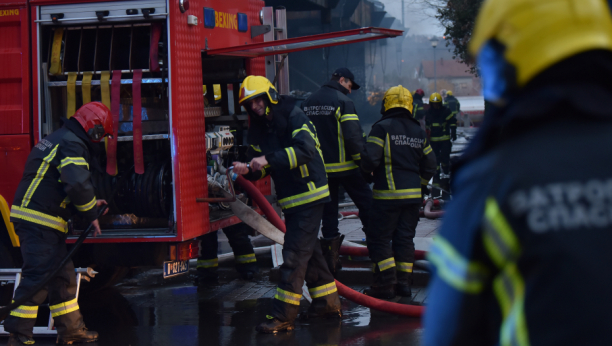 GORI POGREBNO PREDUZEĆE Požar je izbio u naselju Ripanj, pet vatrogasnih vozila na licu mesta (VIDEO)