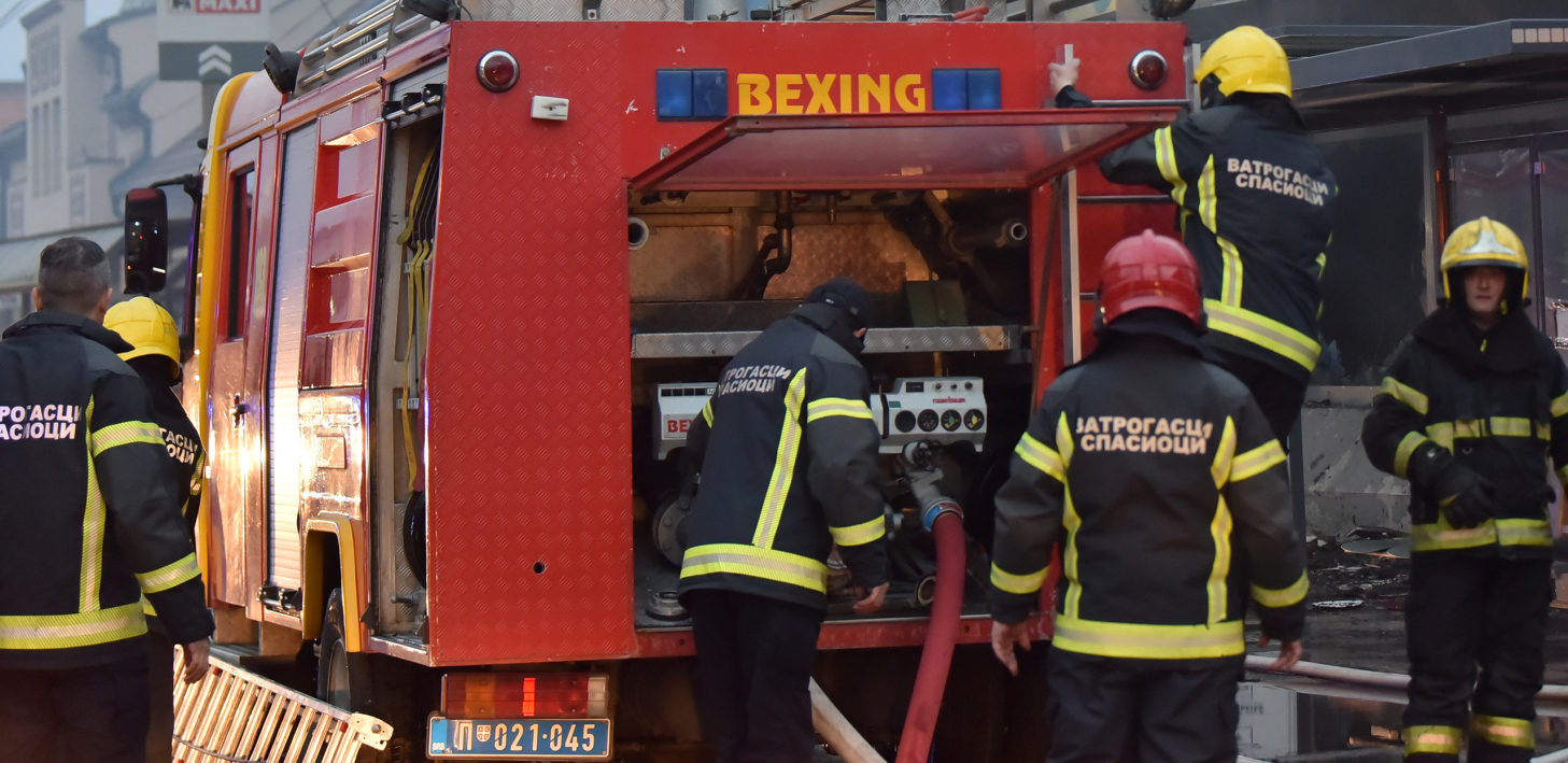 CRNI DIM PREKRIO SMEDEREVSKU PALANKU Izbio požar u autobuskoj garaži (VIDEO/FOTO)