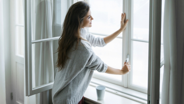 TRI LAKA NAČINA Kako da sprečite stvaranje kondenzacije na prozorima tokom zime?