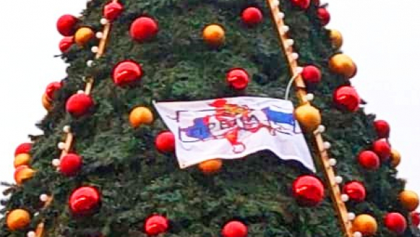 NEMA PREDAJE Delije zastavama ukrasile novogodišnju jelku u Bragi, jedna se ističe (FOTO)