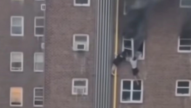 JEZIV SNIMAK BORBE ZA ŽIVOT Tinejdžeri u grotlu zapaljene zgrade na Menhetnu puze niz oluk (VIDEO)