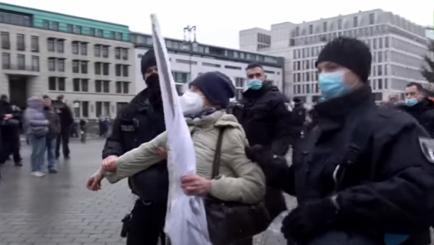 ISPLIVAO SNIMAK Pogledajte kako u Nemačkoj rešavaju demonstrante (VIDEO)