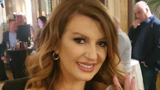 HIT VIDEO ISPLIVAO NA DRUŠTVENIM MREŽAMA Viki Miljković u elegantnoj haljini sprema roštilj i vrišti (VIDEO)