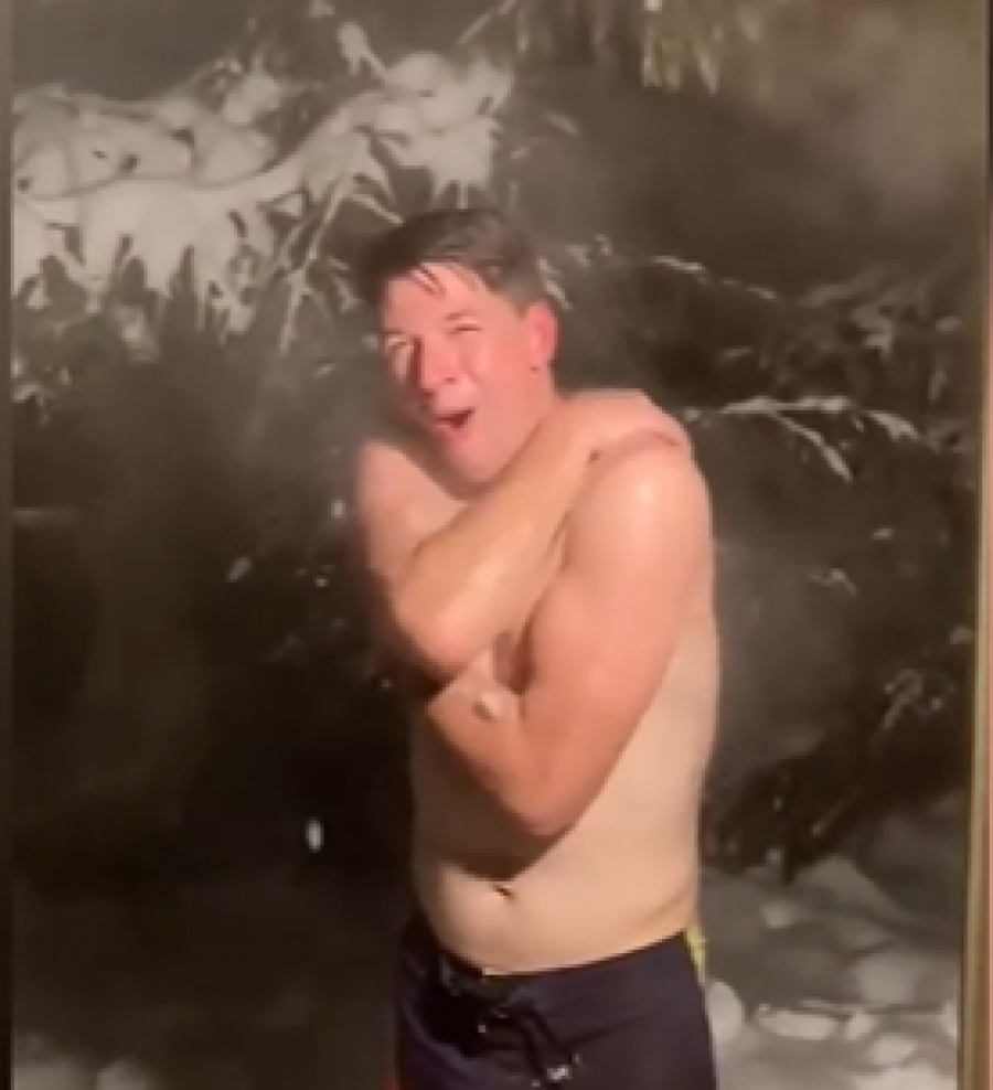 DA SE ZALEDIŠ! Viktor Savić iz saune skočio na sneg, evo gde poznati glumac provodi zimske dane!