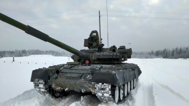STIŽU TENKOVI I OKLOPNI TRANSPORTERI: Moćna ruska vojska dobija više od 400 novih borbenih vozila