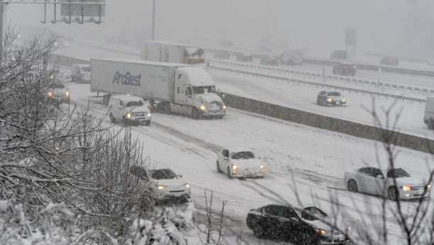 NOVA KATASTROFA U AMERICI Zimska oluja donela sneg od pola metra, 900.000 domova bez struje! (VIDEO)