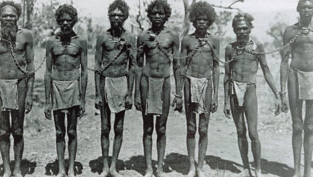 JEZIVO! DECENIJAMA DRŽANI U LANCIMA Policija na konjima hvata i zatvara Aboridžine, uključujući žene i decu
