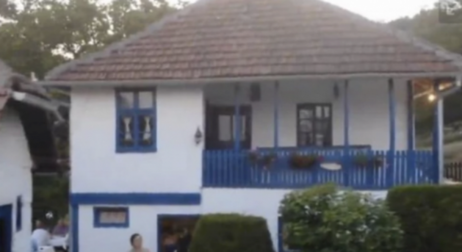 NE ŽELI DA ZABORAVI ODAKLE POTIČE! Ovako izgleda porodična kuća Žike Šarenice, a prizor je sve šokirao! (FOTO)