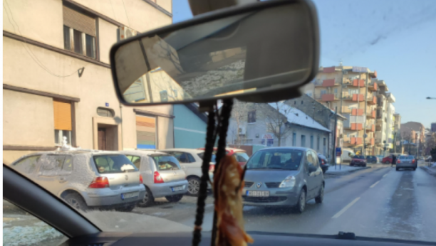 Zbog detalja u automobilu muškarca iz Srbije, internet se usijao: "Praktično kad zapadnes u gužvu"