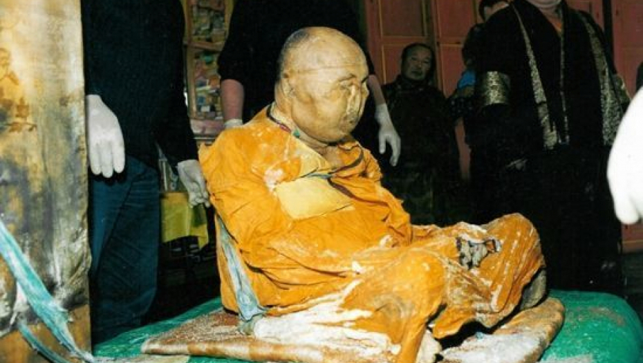 MISTERIJA ZA KOJU NIKO NEMA OBJAŠNJENJE Budistički monah umro 1927, a još uvek živ!