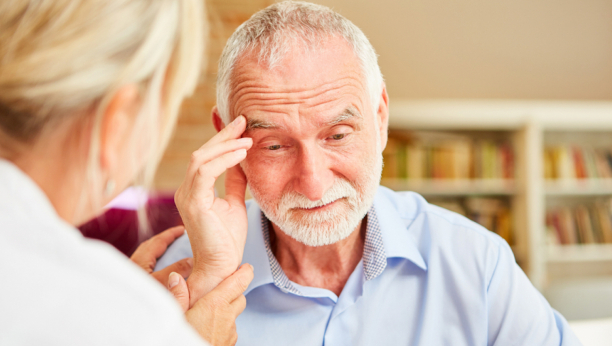 SVI MISLIMO DA JE U PITANJU BEZAZLENA NAVIKA KOJA NAS OPUŠTA Naučnici sada tvrde da je ozbiljno povezana sa demencijom!
