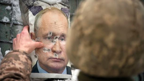 POLUDELI OD MRŽNJE Ukrajinski vojnici vežbaju gađanje na lutki s Putinovim likom
