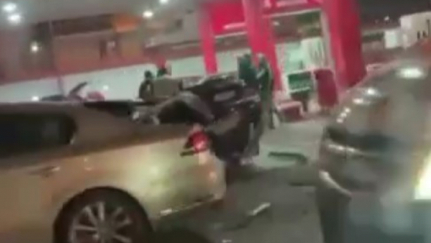 PRVI SNIMAK TEŠKE SAOBRAĆAJNE NESREĆE U ZEMUNU Delovi kola razbacani u blizini benzinske pumpe, policija na licu mesta! (VIDEO)