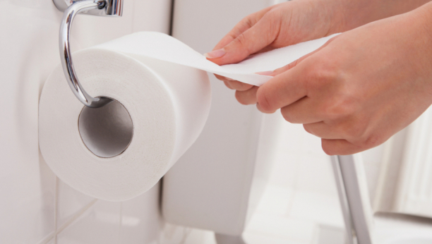 SVI GA KORISTIMO, A NE ZNAMO ŠTA RADI NAŠEM TELU Kad saznate koliko je ovaj toalet papir opasan po zdravlje, nećete ga više koristiti