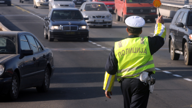 VOZIO KAO NA TRKAMA Policija zaustavila vozača koji je napravio niz prekršaja u saobraćaju
