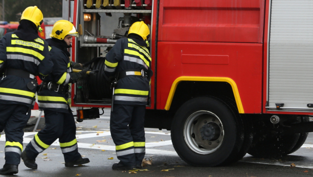 GORI VATRA KOD ĆELE KULE Zapalio se autobus u Nišu, vatrogasci na licu mesta (VIDEO/FOTO)