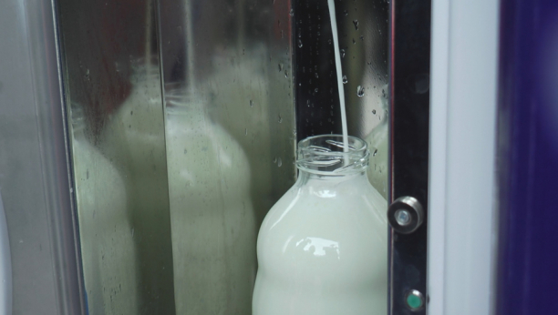 MILOVAN JE PRONAŠAO REŠENJE ZA DOMAĆE MLEKO Prvi je postavio mlekomat u centru Čajetine, a to su nakon njega poželeli da urade mnogi stočari (FOTO)