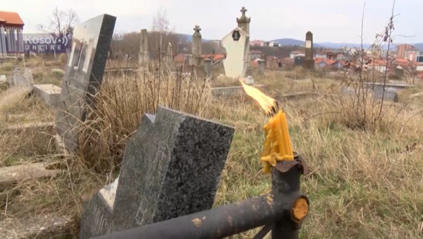 NA KOSOVU UNIŠTENI NADGROBNI SPOMENICI Srbi na Zadušnice obišli groblje u Južnoj Mitrovici (FOTO/VIDEO)