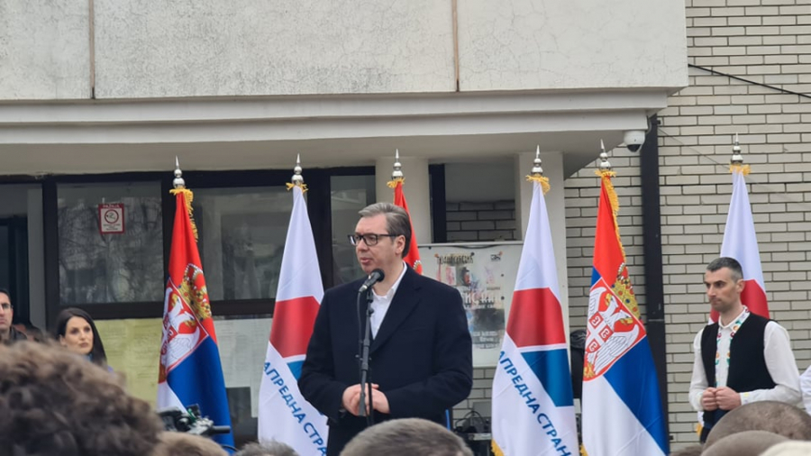 NAROD MASOVNO IZAŠAO NA ULICE Medveđa dočekala predsednika Vučića (FOTO)