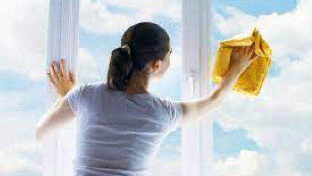 BIĆE BLISTAVO ČISTO ZA MANJE OD MINUTA Moćno sredstvo za čišćenje prozora od samo tri sastojka