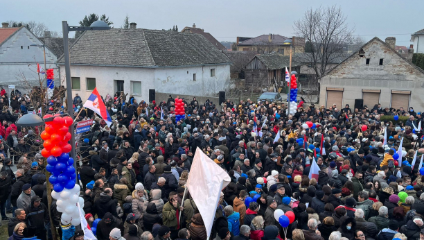 VUČIĆ DOČEKAN U STARIM BANOVCIMA Građani se okupili u velikom broju i pozdravili predsednika Srbije (FOTO/VIDEO)