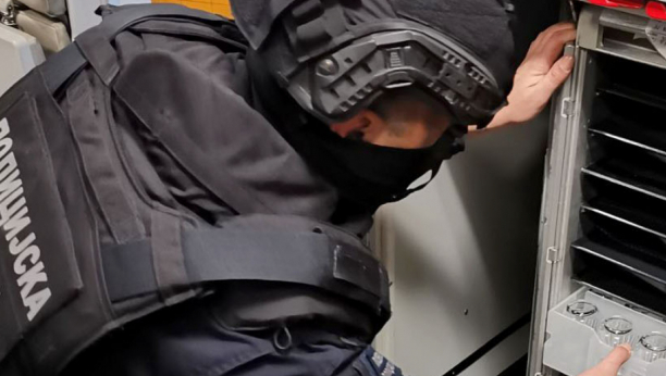 UKLONJENA NAPRAVA IZ OSNOVNE ŠKOLE U SMEDREVU Policija reagovala nakon prijave radnika da je našao predmet za koji je posumnjao da je bomba