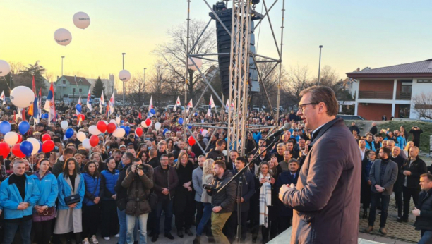 PODRŠKU DAO I ČUVENI FUDBALER Vučić održao veliki miting u Padinskoj Skeli: Narod 3. aprila treba da bira one koji grade, a ne one koji bi da ruše (FOTO/VIDEO))